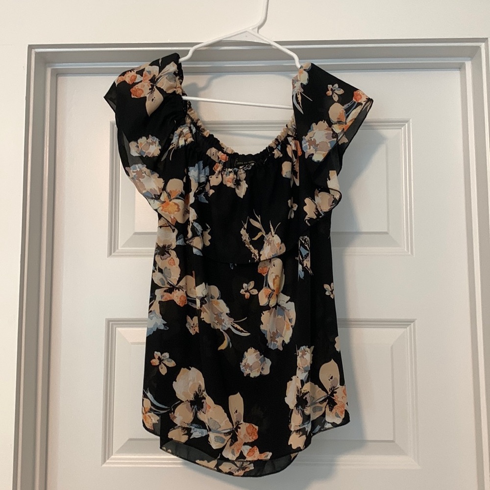 Off the shoulder floral top, size L, worn only 3-4x, from papaya